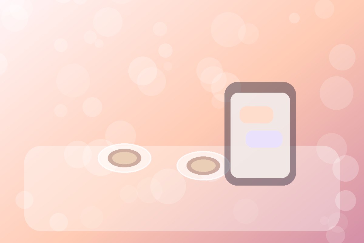 两杯饮品与温暖桌面